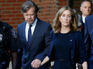 felicity-huffman-leaving-court-rt-jt-190913_hpMain_4x3_992